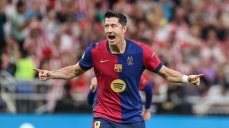ليفاندوفسكي يضمن استمراره مع برشلونة