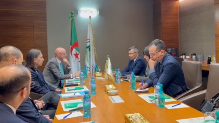 مجمع ألماني يبحث توسيع الاستثمار في الصناعة الصيدلانية بالجزائر