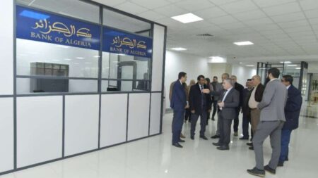 نائب محافظ بنك الجزائر يشرف على افتتاح أول مكاتب صرف العملة الصعبة في ميناء الجزائر