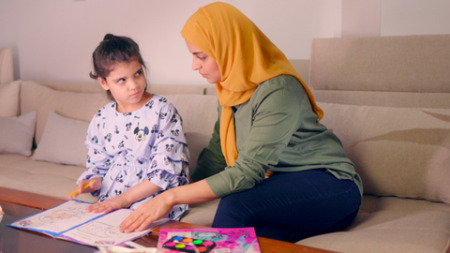 مشاركة الأبوين في المراجعة.. تخفيف للضغط على الأم ودعم للأبناء