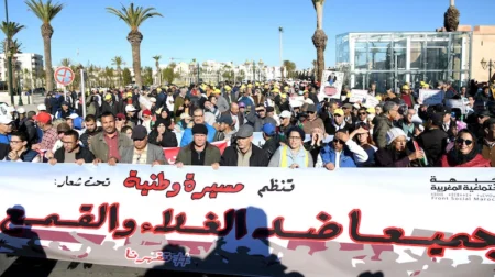 المغاربة في مسيرة ضخمة تعبيرا عن سخطهم على السياسات سحق الطبقات المتوسطة والفقيرة 