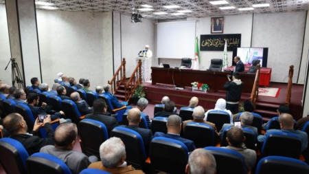 تشجيع الاعتماد على النظام المالي الإسلامي بهدف العمل بنظام عادل