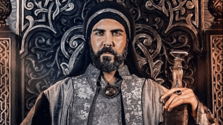 المنتقدون لمسلسل “معاوية”.. طارق الشناوي يصنع الاستثناء