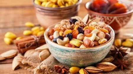 مذاق لذيذ وقيمة غذائية عالية.. الفواكه المجففة والمكسرات