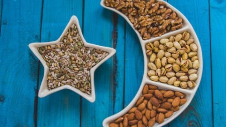 ماذا يحدث لجسمك إذا تناولت المكسرات أثناء السحور