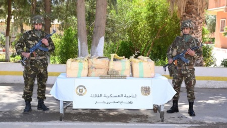 إحباط محاولات إدخال 30 قنطار من الكيف عبر الحدود مع  المغرب