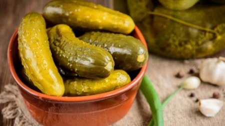 5 أضرار لتناول المخللات في رمضان.. احذرها