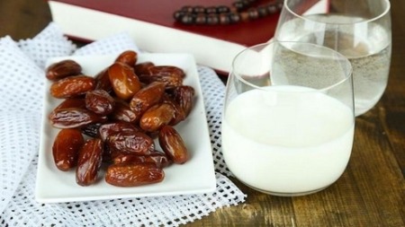 هل يستطيع مرضى السكري كسر الصيام بالتمر والحليب؟