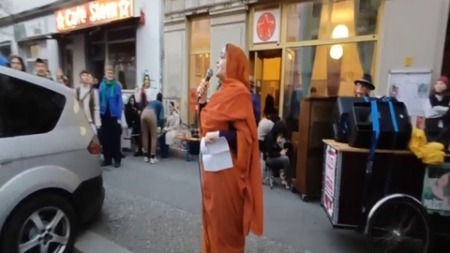 ممثلة البوليساريو بألمانيا نشيد بدور المرأة الصحراوية في معركتي التحرير والبناء