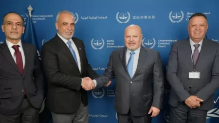 البرلمان العربي يسلم المدعي العام للجنائية الدولية خطابًا