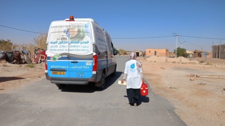 الجزائرية للمياه ببشار تتزود بمخبر متنقل لتحليل المياه