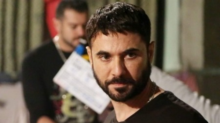 العدالة تجبره على دفع نفقة إضافية.. هاجس التوأم يطارد أحمد عز