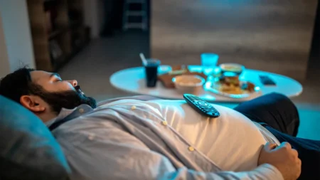 خمول الجسم بعد الإفطار.. لماذا يُصيبنا وكيف نتخلص منه؟