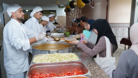 مزوغ يشارك الطلبة والأطباء في اختيار وجبات المطاعم الجامعية خلال رمضان