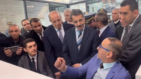 وزير المالية يعاين مكاتب الصرف بمطار وميناء وهران