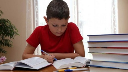 متى تتركين طفلك يُراجع دروسه بمفرده؟