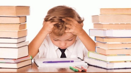 كيف تتعاملين مع كسل ابنكِ عن أداء واجباته المدرسية؟