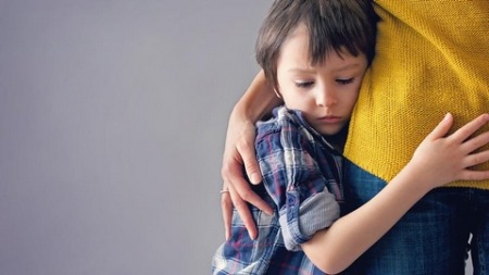 كيف تساعدين طفلك على التخلص من خجله؟