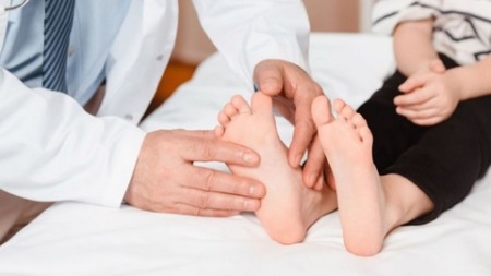 دليلك الشامل لمعرفة مشاكل القدمين عند الأطفال