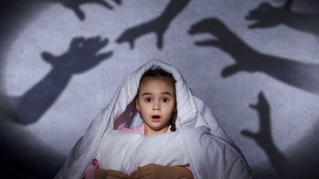 كيف تساعدين طفلك على التخلص من الخوف من الظلام؟