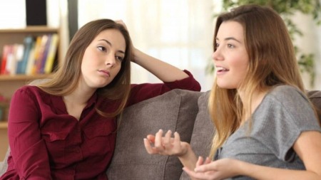 كيف تمنعين تدخل صديقتك في شؤونك الأسرية؟