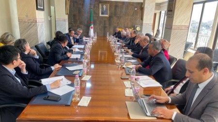 وزير الصناعة يبحث مع مجمع “ليون” الماليزي فرص الاستثمار الصناعي