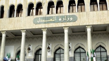 وزارة العدل تطلق ورشات تطبيقية حول إعادة تمثيل الجريمة لتعزيز كفاءة التحقيق القضائي