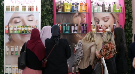 مواقع التواصل تزيد من نسبة الإقبال على الخدمات التجميلية