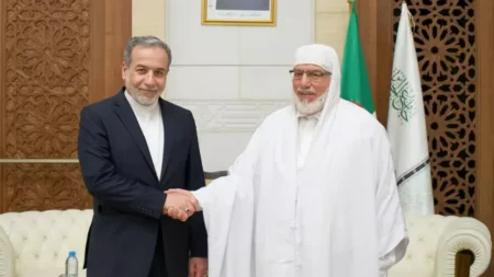 وزير الخارجية الإيراني يزور جامع الجزائر