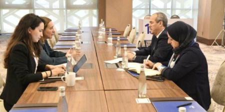 جعلال يبحث مع مسؤولة بالأونروا سبل دعم غزة وضمان تمويل الوكالة