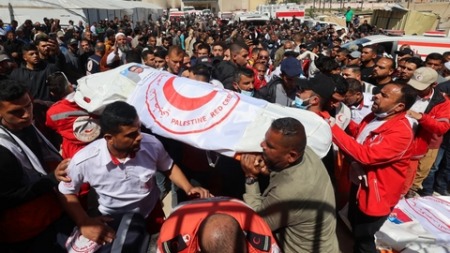 كذب ادعاءات الاحتلال حول جريمة اغتيال عمال الإغاثة برفح