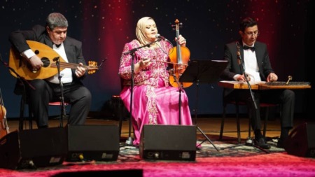 الفنانة نسيمة حفاف تنجز عملا فنيا عن “حايك المرمة”