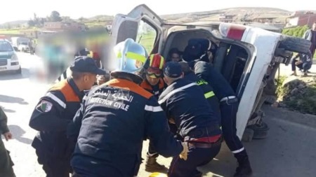 النعامة: إصابة 10 أشخاص بجروح في حادث انقلاب حافلة