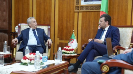 وزير التكوين المهني يستقبل البروفيسور زغيب ويبحث معه إطلاق عروض تكوينية في صناعة بطاريات الليثيوم