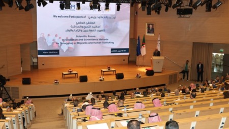 الجزائر تبرز مقاربتها الشاملة والمتعددة الأبعاد لمكافحة تهريب المهاجرين والاتجار بالبشر