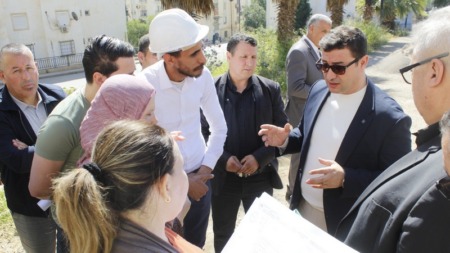 الوالي المنتدب لبئر توتة يحذر المقاولات المتقاعسة عن إتمام مشاريعها