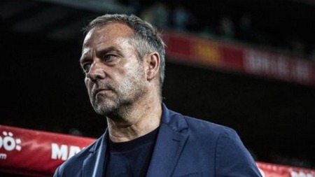 برشلونة يكافئ فليك بالتمديد إلى صيف 2027