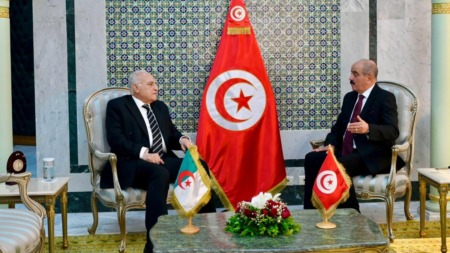 عطاف يجري محادثات مع نظيره التونسي