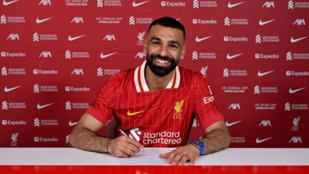 محمد صلاح يجدد مع ليفربول حتى 2027