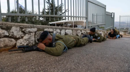 دوي صفارات الإنذار في القدس المحتلة ومناطق واسعة بعد إطلاق صاروخ من اليمن