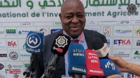 سفير زيمبابوي بالجزائر يدعو إلى إنشاء شراكات بين البلدين