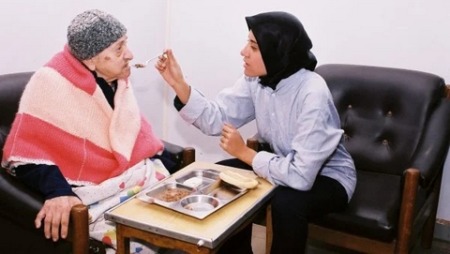 العائلات التي أحد أفرادها مريض الزهايمر.. صراع يومي وعلى مدار اليوم