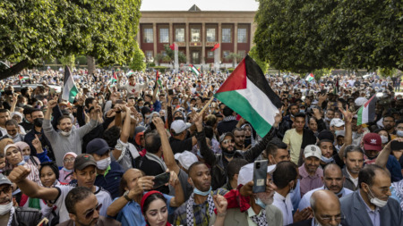 الرباط تنتفض وآلاف المغاربة في مسيرة حاشدة رفضا للتطبيع وتضامنا مع غزة