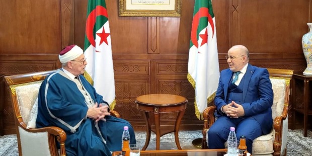 بلمهدي يستقبل مفتي الجمهورية التونسية ويهديه نسخا من إصدارات المصحف الجزائري