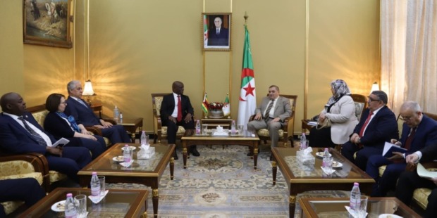  وزير العدل يستقبل قاضي القضاة ورئيس المحكمة العليا والدستورية لجمهورية زمبابوي