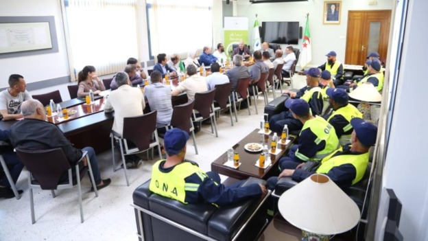 تاقجوت يشيد بدور عمّال الديوان الوطني للتطهير ويستمع إلى انشغالاتهم