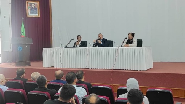 تسليم وثائق التوطين البنكي لعدد من المتعاملين الاقتصاديين