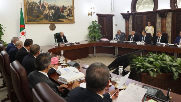 الرئيس تبون يأمر الحكومة بالعمل أكثر وبصرامة أكبر في الميدان لحل الانشغالات الحقيقية للمواطنين
