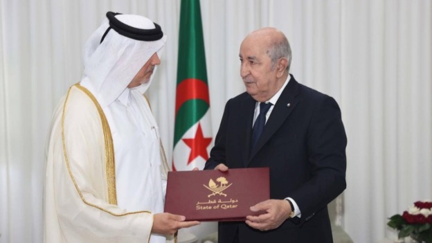 الرئيس تبون يتسلم دعوة من أمير دولة قطر لحضور القمة العالمية للتنمية الاجتماعية