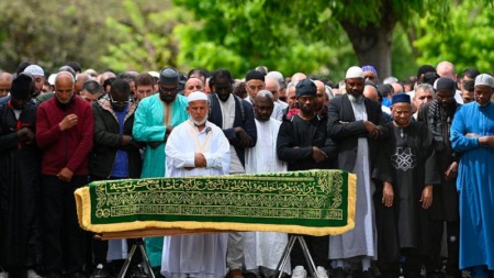 غضب واسع في فرنسا بعد تجاهل روتايو لعائلة الشاب أبو بكر سيسي المقتول داخل مسجد